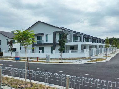 SEREMBAN, MALAYSIA -15 Nisan 2020: Malezya 'da inşa halindeki yeni çift katlı lüks teras evi. Modern ve çağdaş stili olan bir mimar tarafından tasarlandı.. 