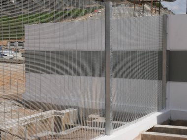 Çevreye ya da mülke izinsiz girilmesini önlemek için galvanizli çelikten yapılmış tırmanma önleyici çit. Kapalı ağları davetsiz misafirlerin çitlere tırmanmasını engelleyebilir..