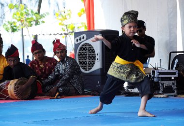 PORT DICKSON, MALAYSIA - 01 Mayıs 2017: Tanınmayan çocuk Silat adlı Malezya dövüş sanatlarını gösteriyor. Geleneksel Malezya müzik enstrümanları eşlik ediyor.