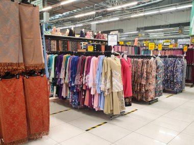Seremban, Malezya - Mart 2021: Süpermarketlerde çeşitli giyim türleri satılıyor. Bir konteynere asılarak ya da yerleştirilerek sergilenmiş. Fiyat etiketleri müşteri referansı için görüntülenir