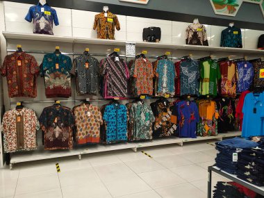 Seremban, Malezya - Mart 2021: Süpermarketlerde çeşitli giyim türleri satılıyor. Bir konteynere asılarak ya da yerleştirilerek sergilenmiş. Fiyat etiketleri müşteri referansı için görüntülenir