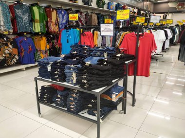 Seremban, Malezya - Mart 2021: Süpermarketlerde çeşitli giyim türleri satılıyor. Bir konteynere asılarak ya da yerleştirilerek sergilenmiş. Fiyat etiketleri müşteri referansı için görüntülenir