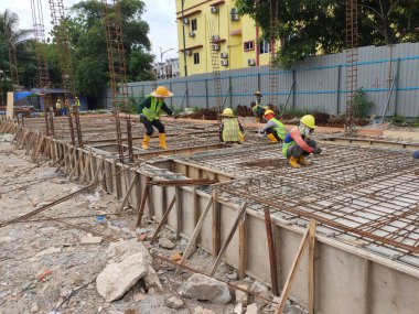 KUALA LUMPUR, MALAYSIA - 21 Mart 2020: inşaat halindeki zemin levhası. İnşaat işçileri kereste imalatı ve çelik takviye çubuğu yapıyorlar.. 