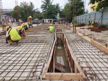 KUALA LUMPUR, MALAYSIA - 21 Mart 2020: inşaat halindeki zemin levhası. İnşaat işçileri kereste imalatı ve çelik takviye çubuğu yapıyorlar.. 