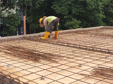 KUALA LUMPUR, MALAYSIA - 21 Mart 2020: inşaat halindeki zemin levhası. İnşaat işçileri kereste imalatı ve çelik takviye çubuğu yapıyorlar.. 