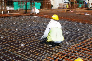KUALA LUMPUR, MALAYSIA - 21 Mart 2020: inşaat halindeki zemin levhası. İnşaat işçileri kereste imalatı ve çelik takviye çubuğu yapıyorlar.. 