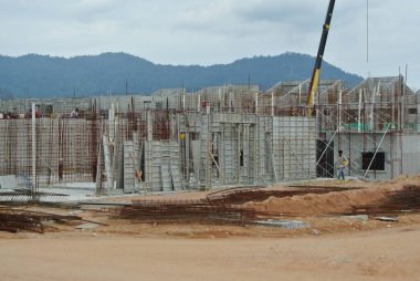 SEREMBAN, MALAYSIA -15 Nisan 2020: Malezya 'da inşa halindeki yeni çift katlı lüks teras evi. Modern ve çağdaş stili olan bir mimar tarafından tasarlandı.. 