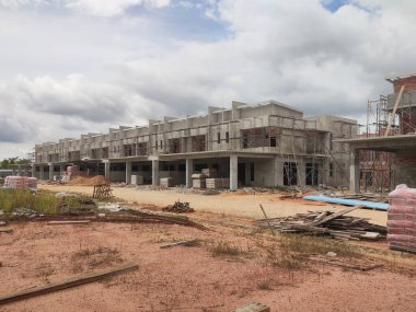 SEREMBAN, MALAYSIA -15 Nisan 2020: Malezya 'da inşa halindeki yeni çift katlı lüks teras evi. Modern ve çağdaş stili olan bir mimar tarafından tasarlandı.. 