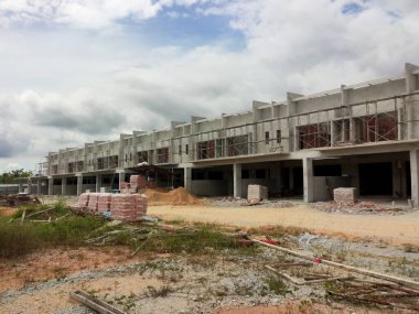 SEREMBAN, MALAYSIA -15 Nisan 2020: Malezya 'da inşa halindeki yeni çift katlı lüks teras evi. Modern ve çağdaş stili olan bir mimar tarafından tasarlandı.. 