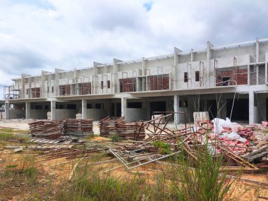 SEREMBAN, MALAYSIA -15 Nisan 2020: Malezya 'da inşa halindeki yeni çift katlı lüks teras evi. Modern ve çağdaş stili olan bir mimar tarafından tasarlandı.. 