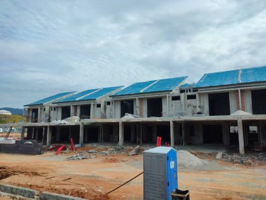 SEREMBAN, MALAYSIA -15 Nisan 2020: Malezya 'da inşa halindeki yeni çift katlı lüks teras evi. Modern ve çağdaş stili olan bir mimar tarafından tasarlandı.. 