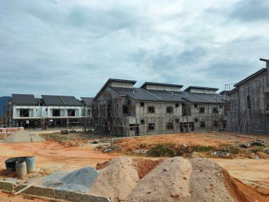 SEREMBAN, MALAYSIA -15 Nisan 2020: Malezya 'da inşa halindeki yeni çift katlı lüks teras evi. Modern ve çağdaş stili olan bir mimar tarafından tasarlandı.. 
