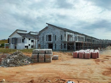 SEREMBAN, MALAYSIA -15 Nisan 2020: Malezya 'da inşa halindeki yeni çift katlı lüks teras evi. Modern ve çağdaş stili olan bir mimar tarafından tasarlandı.. 