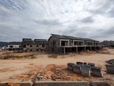 SEREMBAN, MALAYSIA -15 Nisan 2020: Malezya 'da inşa halindeki yeni çift katlı lüks teras evi. Modern ve çağdaş stili olan bir mimar tarafından tasarlandı.. 