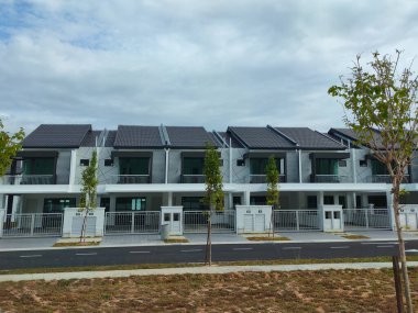 SEREMBAN, MALAYSIA -15 Nisan 2020: Malezya 'da inşa halindeki yeni çift katlı lüks teras evi. Modern ve çağdaş stili olan bir mimar tarafından tasarlandı.. 