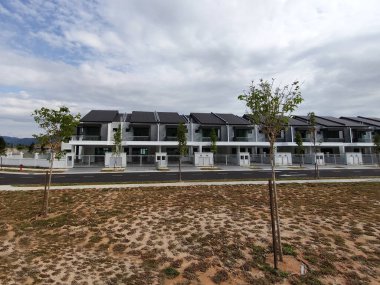 SEREMBAN, MALAYSIA -15 Nisan 2020: Malezya 'da inşa halindeki yeni çift katlı lüks teras evi. Modern ve çağdaş stili olan bir mimar tarafından tasarlandı.. 