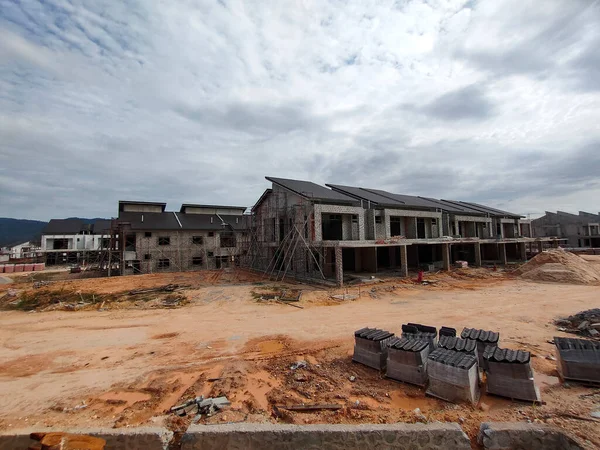 SEREMBAN, MALAYSIA -15 Nisan 2020: Malezya 'da inşa halindeki yeni çift katlı lüks teras evi. Modern ve çağdaş stili olan bir mimar tarafından tasarlandı.. 