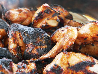 Izgara yapılmış ve servis edilmeye hazır tavuk parçaları. Izgara yapılmadan önce özel baharatlarla tatlandırılmış..