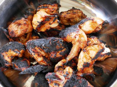 Izgara yapılmış ve servis edilmeye hazır tavuk parçaları. Izgara yapılmadan önce özel baharatlarla tatlandırılmış..
