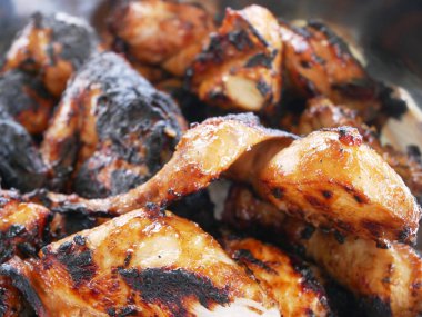 Izgara yapılmış ve servis edilmeye hazır tavuk parçaları. Izgara yapılmadan önce özel baharatlarla tatlandırılmış..