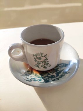 Masaya kremalı bir fincan kahve konur.