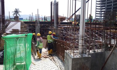 JOHOR, MALAYSIA -18 Ocak 2017: Johor, Malezya 'daki inşaat alanında çelik takviye barı üreten inşaat işçileri. Destek çubuğu ince kabloyla birbirine bağlıydı.. 