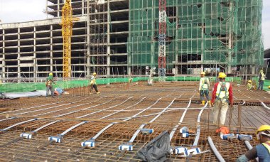 JOHOR, MALAYSIA -18 Ocak 2017: Johor, Malezya 'daki inşaat alanında çelik takviye barı üreten inşaat işçileri. Destek çubuğu ince kabloyla birbirine bağlıydı.. 