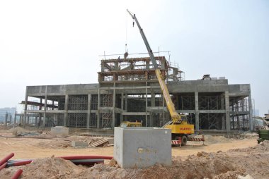 MALACCA, MALAYSIA -16 Şubat 2017: Kazı makinesi inşaat sırasında kazılmış toprak kullanılan ağır bir inşaat makinesidir. Uzun bir hidrolik kolla kovayla güçlendirilmiş..  