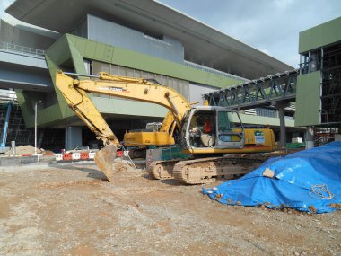 MALACCA, MALAYSIA -16 Şubat 2017: Kazı makinesi inşaat sırasında kazılmış toprak kullanılan ağır bir inşaat makinesidir. Uzun bir hidrolik kolla kovayla güçlendirilmiş..  