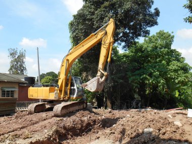 MALACCA, MALAYSIA -16 Şubat 2017: Kazı makinesi inşaat sırasında kazılmış toprak kullanılan ağır bir inşaat makinesidir. Uzun bir hidrolik kolla kovayla güçlendirilmiş..  