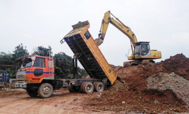 MALACCA, MALAYSIA -16 Şubat 2017: Kazı makinesi inşaat sırasında kazılmış toprak kullanılan ağır bir inşaat makinesidir. Uzun bir hidrolik kolla kovayla güçlendirilmiş..  