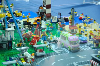 SERDANG, MALAYSIA - 17 Aralık 2016: Sanal şehir kurmak için plastik oyuncak bloğu düzenlendi. Çeşitli karakter ve formlar burada toplandı..