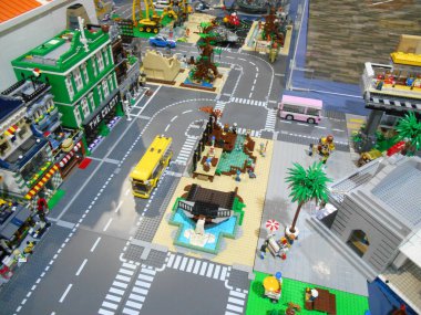 SERDANG, MALAYSIA - 17 Aralık 2016: Sanal şehir kurmak için plastik oyuncak bloğu düzenlendi. Çeşitli karakter ve formlar burada toplandı..