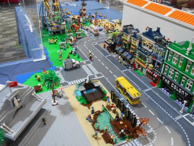 SERDANG, MALAYSIA - 17 Aralık 2016: Sanal şehir kurmak için plastik oyuncak bloğu düzenlendi. Çeşitli karakter ve formlar burada toplandı..