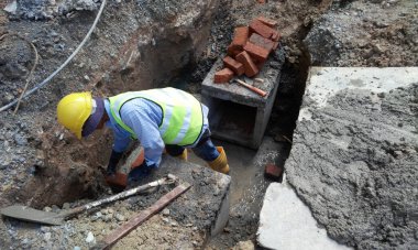 MALACCA, MALAYSIA - 25 Mart 2017: İnşaat işçileri Malacca, Malezya 'daki inşaat sahasına yeraltı önceden yapılmış beton drenaj döşemesi kurdular.  
