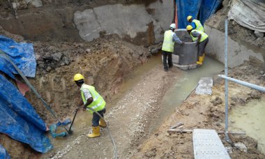 MALACCA, MALAYSIA - 25 Mart 2017: İnşaat işçileri Malacca, Malezya 'daki inşaat sahasına yeraltı önceden yapılmış beton drenaj döşemesi kurdular.  
