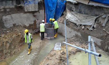 MALACCA, MALAYSIA - 25 Mart 2017: İnşaat işçileri Malacca, Malezya 'daki inşaat sahasına yeraltı önceden yapılmış beton drenaj döşemesi kurdular.  
