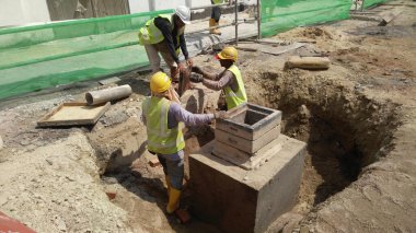 MALACCA, MALAYSIA - 25 Mart 2017: İnşaat işçileri Malacca, Malezya 'daki inşaat sahasına yeraltı önceden yapılmış beton drenaj döşemesi kurdular.  
