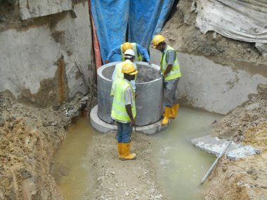 MALACCA, MALAYSIA - 25 Mart 2017: İnşaat işçileri Malacca, Malezya 'daki inşaat sahasına yeraltı önceden yapılmış beton drenaj döşemesi kurdular.  