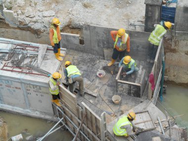 MALACCA, MALAYSIA - 25 Mart 2017: İnşaat işçileri Malacca, Malezya 'daki inşaat sahasına yeraltı önceden yapılmış beton drenaj döşemesi kurdular.  