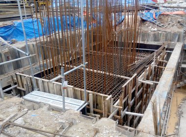 PUTRAJAYA, MALAYSIA -ECTOBER 13 Ekim 2017: İnşaat alanındaki çarşaf yığını cofferdam istinat duvarı. Toprak kazma ve temel çalışmalarının başlaması için kurulmuştur.. 