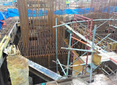 PUTRAJAYA, MALAYSIA -ECTOBER 13 Ekim 2017: İnşaat alanındaki çarşaf yığını cofferdam istinat duvarı. Toprak kazma ve temel çalışmalarının başlaması için kurulmuştur.. 