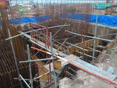 PUTRAJAYA, MALAYSIA -ECTOBER 13 Ekim 2017: İnşaat alanındaki çarşaf yığını cofferdam istinat duvarı. Toprak kazma ve temel çalışmalarının başlaması için kurulmuştur.. 