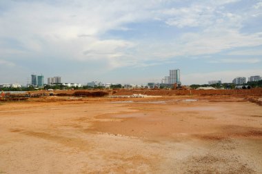 MALACCA, MALAYSIA - 25 Mart 2017: İnşaat alanındaki toprak çalışmaları gerekli platform seviyesini elde etmek için ağır makineler tarafından yapıldı. İnşaat başlamadan önce yapılan çalışmalar.