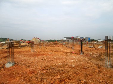 MALACCA, MALAYSIA - 25 Mart 2017: İnşaat alanındaki toprak çalışmaları gerekli platform seviyesini elde etmek için ağır makineler tarafından yapıldı. İnşaat başlamadan önce yapılan çalışmalar.