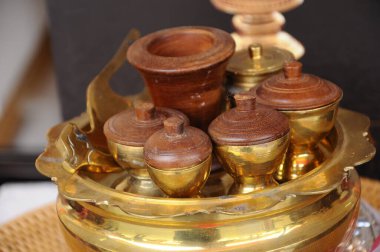 Geleneksel Tepak Sireh seti. Tepak Sireh, bir Malezya geleneği sembolüdür. Nişan ve evlilik gününde erkek ailesinin kadın aileye gönderdiği bir semboldür.. 