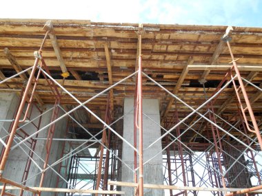 SEREMBAN, MALAYSIA - 2 Ağustos 2016: İnşaat alanında çalışan işçilerin ürettiği kereste ve çelik takviye çubuğu 