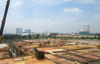 SEREMBAN, MALAYSIA - 2 Ağustos 2016: İnşaat alanında çalışan işçilerin ürettiği kereste ve çelik takviye çubuğu 