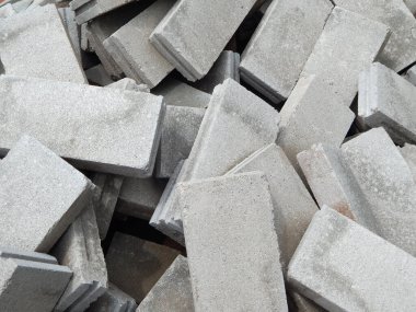 Tuğla duvarı oluşturmak için kullanılan bir kum yığını.. 