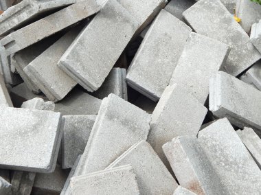 Tuğla duvarı oluşturmak için kullanılan bir kum yığını.. 